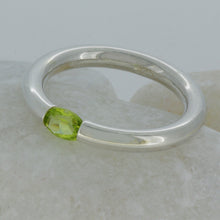 Load image into Gallery viewer, Peridot Tension Ring