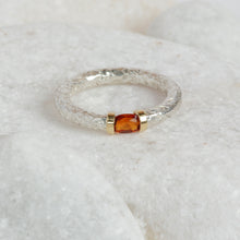 Load image into Gallery viewer, Tension ring in silver and gold set with a citrine