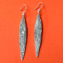 Load image into Gallery viewer, Long Silver Earrings Engraved With A Face
