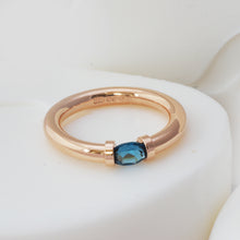 Load image into Gallery viewer, red gold london blue topaz ring
