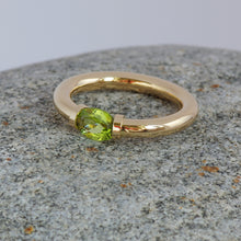 Load image into Gallery viewer, Peridot Tension Ring in Gold
